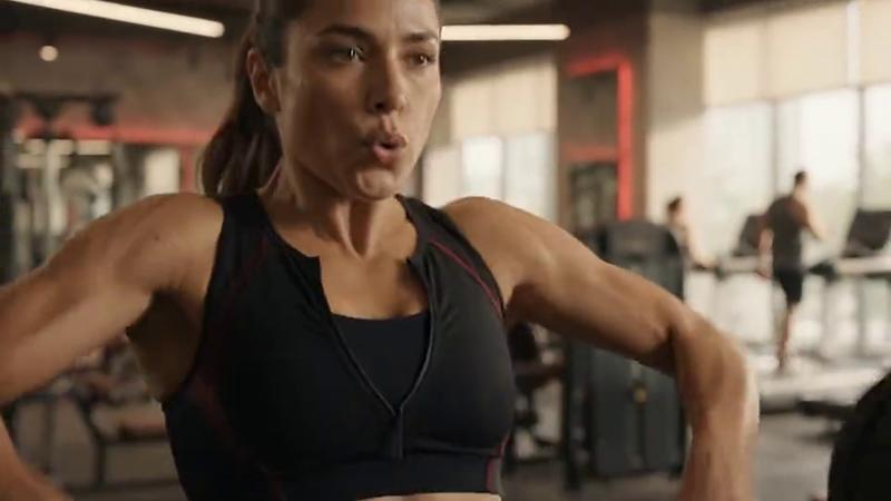 Clase de ciclismo indoor en un gimnasio (imagen generada)